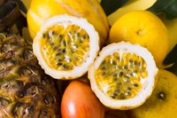 close-up-deliciosa-fruta-guayaba-lista-ser-servida